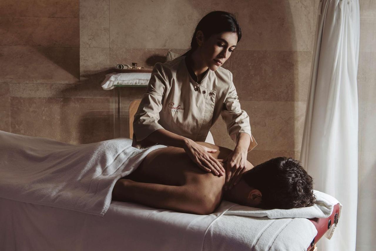 Palazzo Montemartini Rome, A Radisson Collection Hotel Esterno foto A massage therapist working on a patient