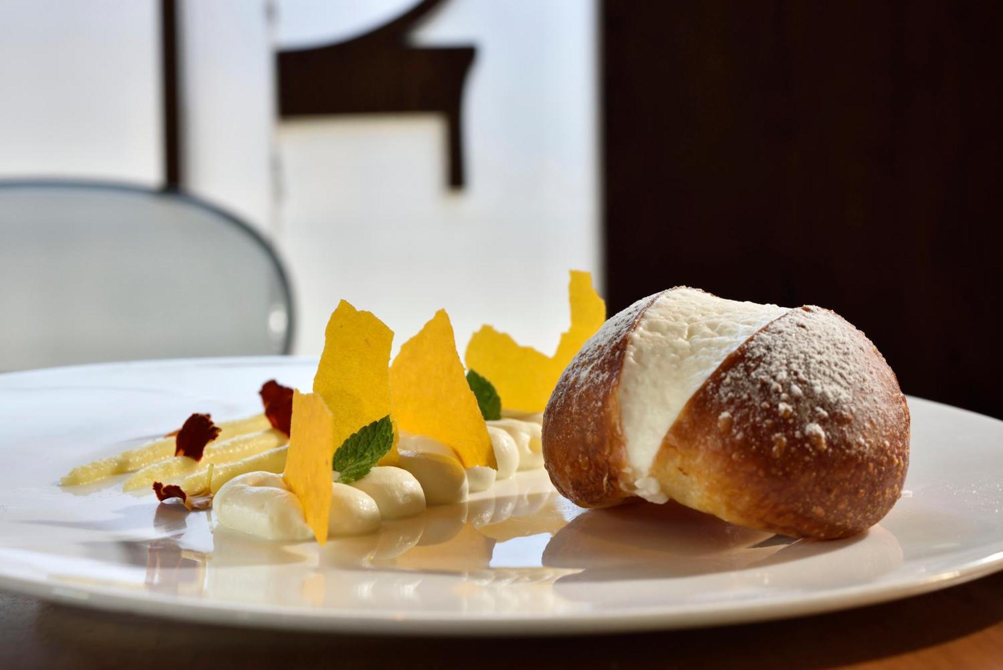 Palazzo Montemartini Rome, A Radisson Collection Hotel Esterno foto A typical Easter dessert